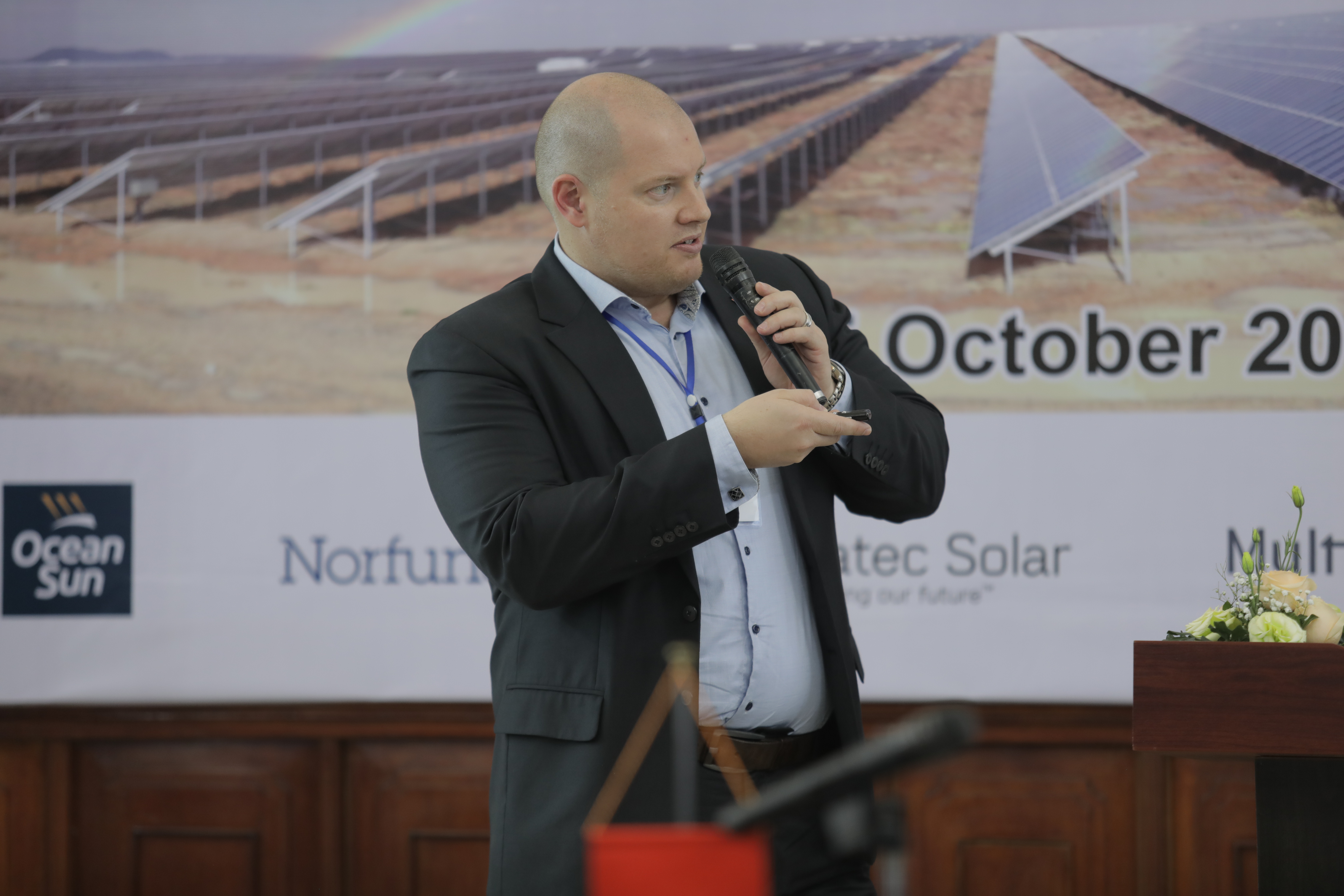 Are Gløersen presented Ocean Sun at the Norwegian Solar Seminar in Hanoi